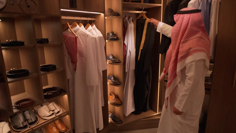 CREATIVE CLOSETS — frame 4